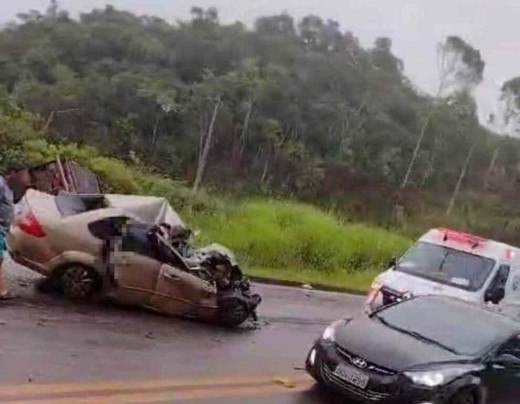 Carro de passeio bate de frente com caminhão e motorista morre na BR-040