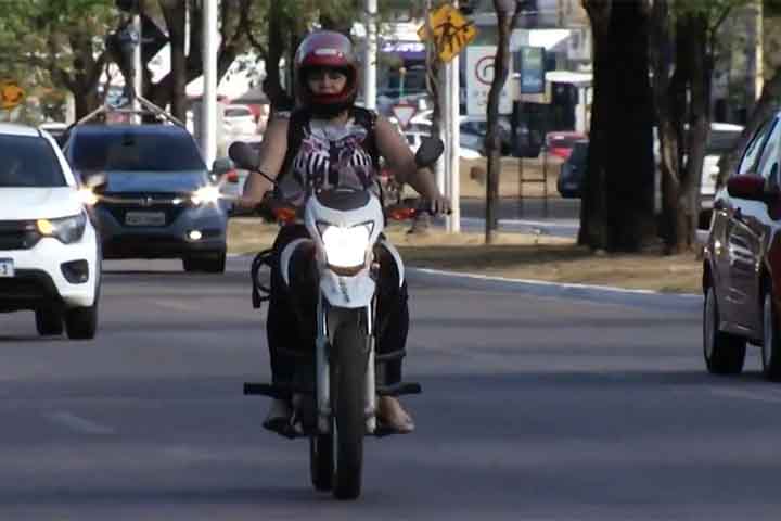 No momento, as motos não estão contempladas no sistema free flow. Em rodovias em que há cobrança para moto (com valores variáveis), inicialmente será preciso parar em um dos guichês indicados.