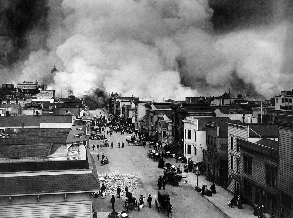 Além de casas que racharam e caíram com o abalo, houve incêndios por toda a cidade, já que o terremoto afetou tubulações de gás. Ó cenário era apocalíptico. 
