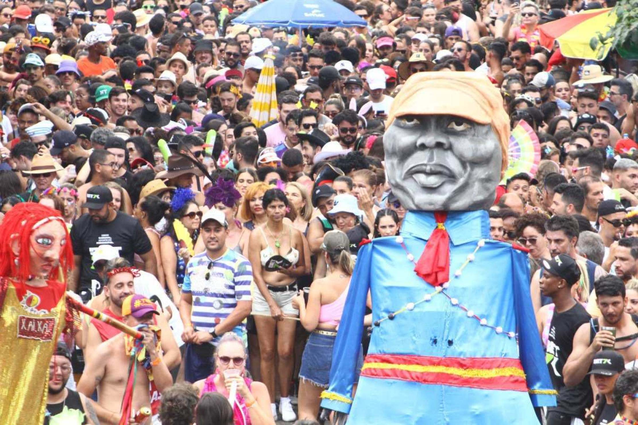 Boneco de Milton Nascimento durante desfile de carnaval do bloco Bartucada, em Belo Horizonte, em 2024