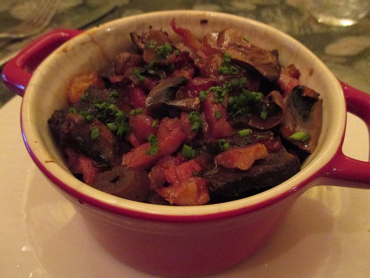 Boeuf Bourguignon - Um guisado de carne de boi cozido lentamente em vinho tinto, caldo de carne, cogumelos e cebolas