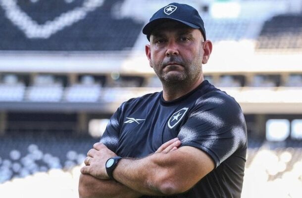 TÉC: CARLOS LEIRIA - O Botafogo teve uma postura muito melhor em relação à estreia no Carioca e a opção dos alas funcionou. O time foi mais ofensivo e, embora não tenha feito uma grande exibição, o time teve uma atuação segura e controlou o jogo para buscar a primeira vitória na competição. NOTA 7,0 - Foto: Divulgação / Botafogo