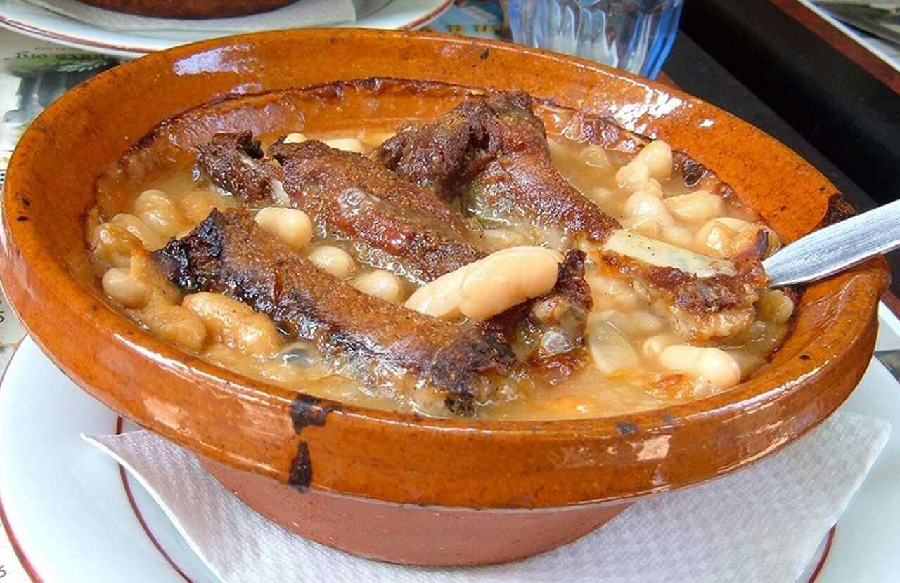 Cassoulet - Um prato tradicional do sudoeste da França feito com feijão branco, linguiça, confit de pato e carne de porco