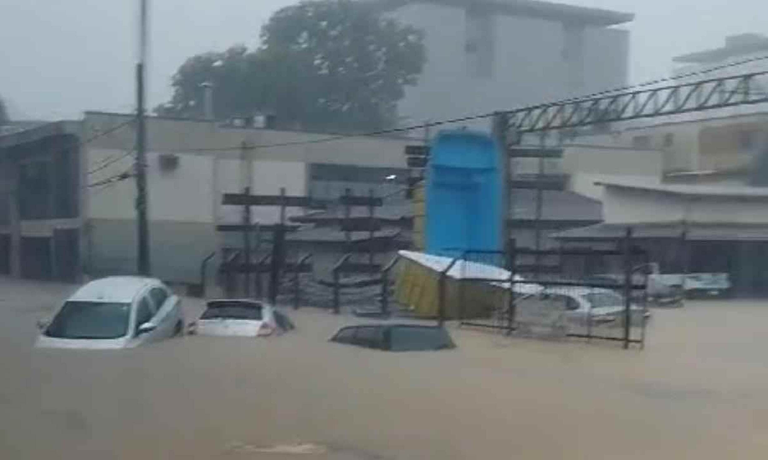 Vídeo: chuva arrasta carros e alaga ruas em Divinópolis