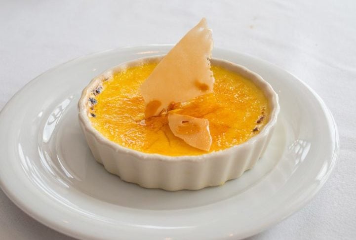 Crème Brûlée - Uma sobremesa clássica francesa, feita com creme de baunilha e açúcar caramelizado na superfície