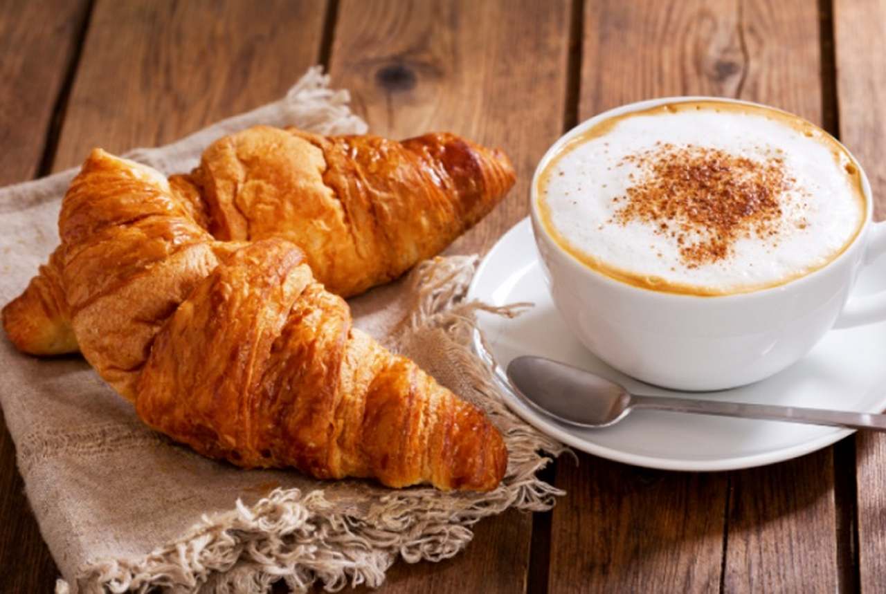 Croissant - Um clássico pão folhado francês, crocante por fora e macio por dentro, perfeito para o café da manhã ou lanche