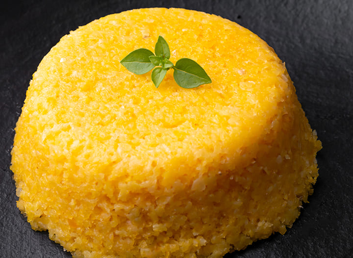 O cuscuz Ã© uma receita brasileira feita a partir da farinha de milho flocada, ao contrÃ¡rio do fubÃ¡ que Ã© a farinha em si. O fubÃ¡ nÃ£o Ã© comumente usado para a produÃ§Ã£o de cuscuz, porÃ©m, algumas receitas levam esse ingrediente. 