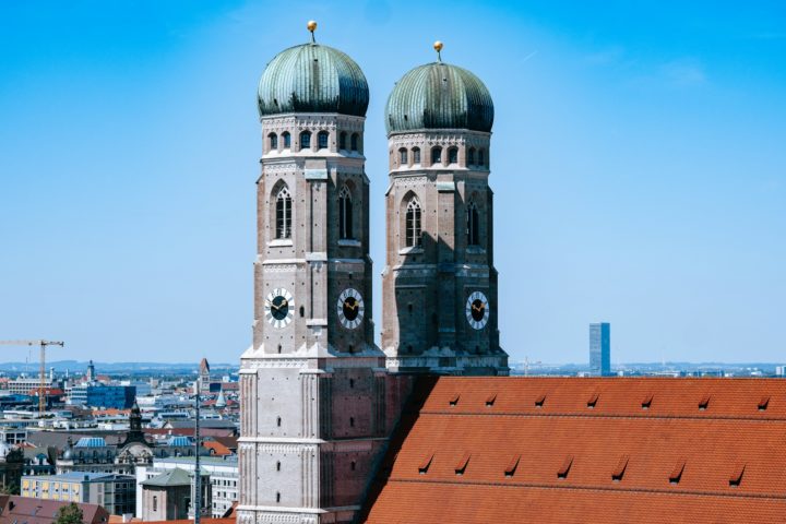 A Frauenkirche, uma catedral gótica com suas torres gêmeas e sua icônica cúpula verde é outro símbolo importante da cidade.