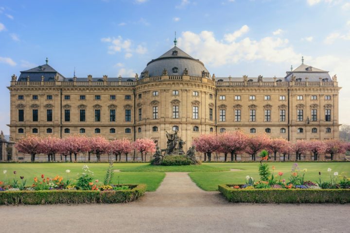 Tem também a Residenz, antigo palácio real que hoje abriga museus de arte e tesouros da corte bávara.