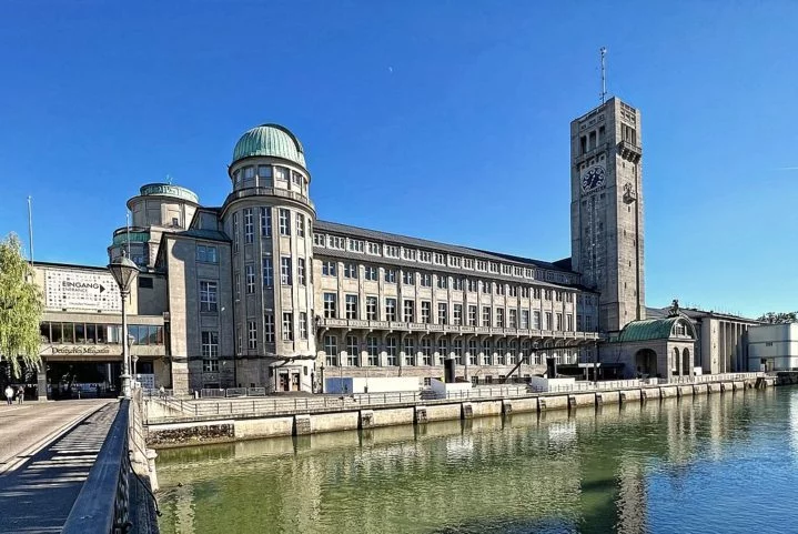 Munique também é um polo cultural, com inúmeros locais de arte, galerias e teatros. O Deutsches Museum, por exemplo, é um dos maiores museus de ciência e tecnologia do mundo.