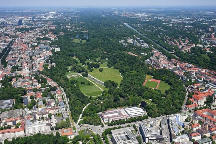 Munique também é conhecida por seus espaços verdes e parques, sendo o Englischer Garten, um dos maiores parques urbanos do mundo.