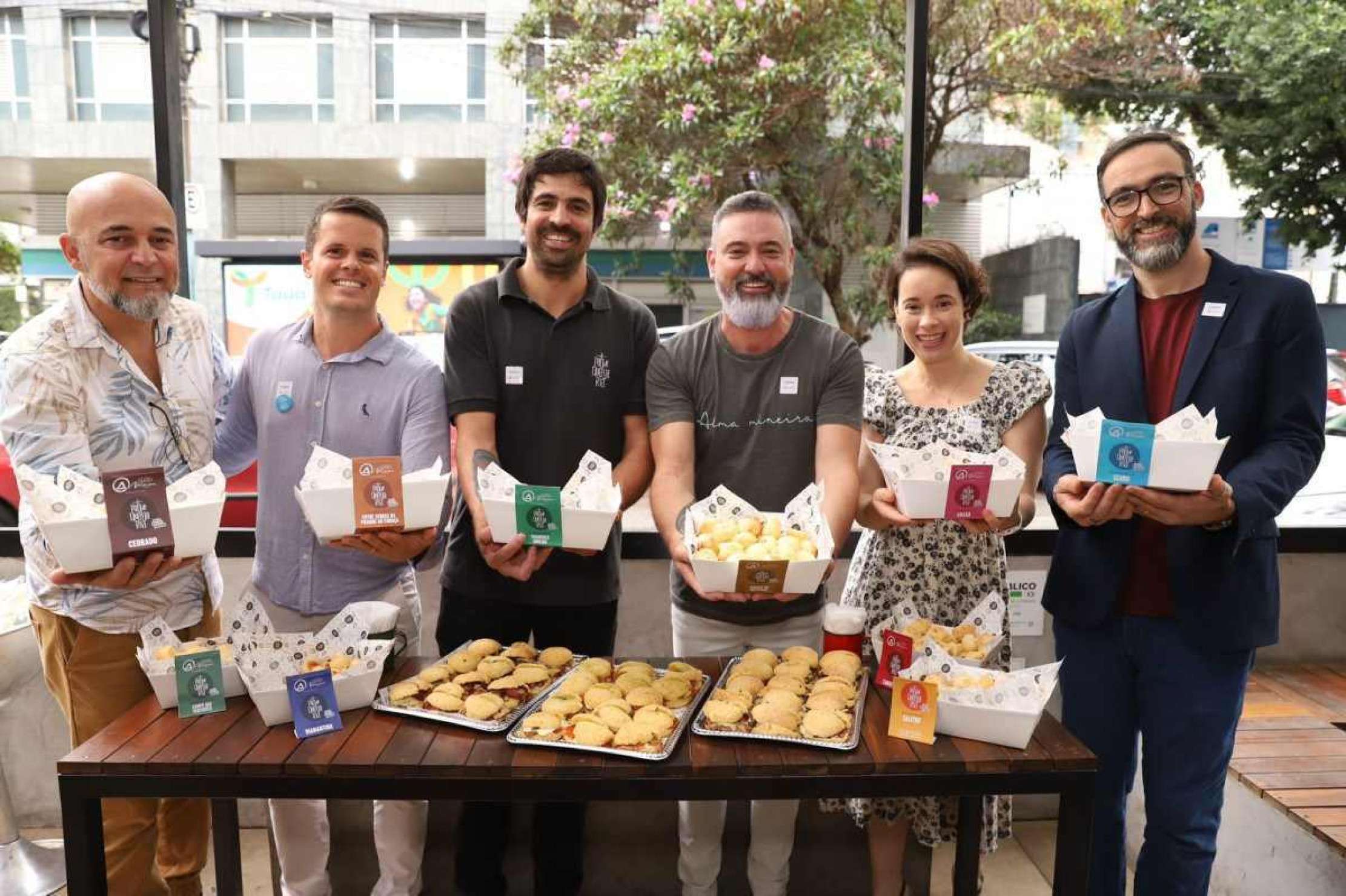 Equipe de A Pão de Queijaria celebra lançamento da linha limitada de pães de queijo '10 Regiões'