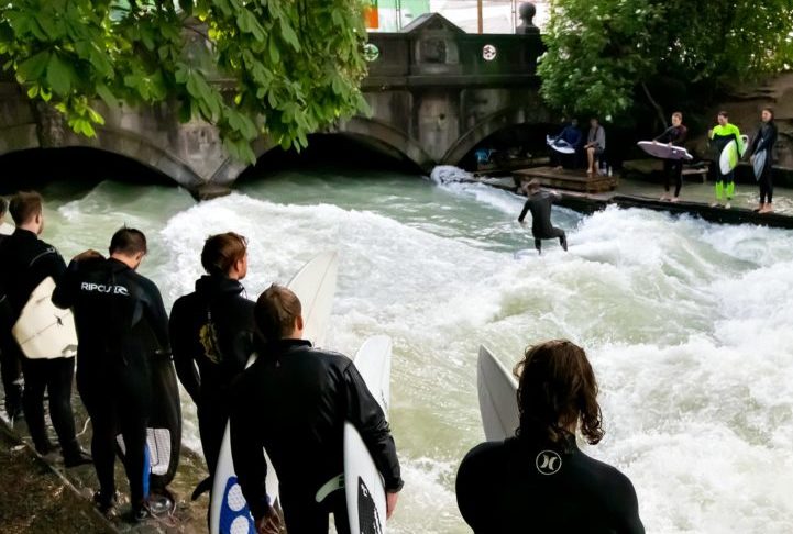 O Jardim Inglês oferece áreas para relaxar, lagos, biergartens (jardins de cerveja) e até uma seção para surfistas no Eisbach, um canal artificial onde é possível praticar surfe.