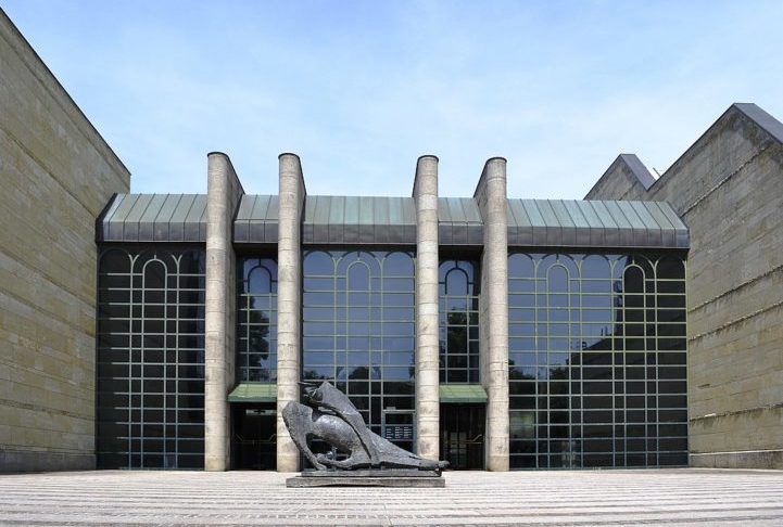 A Alte Pinakothek e a Neue Pinakothek (foto) abrigam vastas coleções de arte europeia, enquanto o Museu da BMW celebra a história da famosa fabricante de automóveis.

