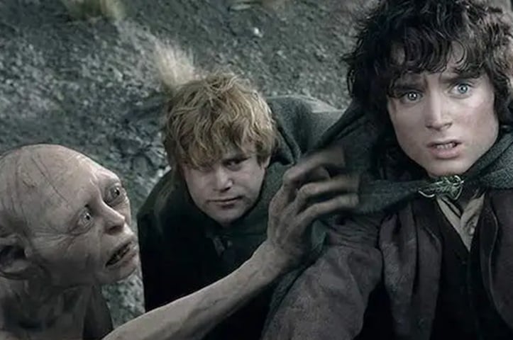 Nesta continuação, Frodo e seus amigos continuam se esforçando para destruir o Anel. Frodo e Sam descobrem que estão sendo seguidos pelo misterioso Gollum. Enquanto isso, Aragorn, o elfo e arqueiro Legolas e o anão Gimli chegam ao reino de Rohan, onde o rei Theoden foi vítima de uma maldição mortal de Saruman.