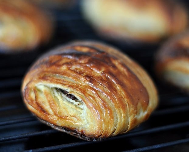 Pain au Chocolat - Um pãozinho francês recheado com chocolate, perfeito para um lanche doce ou café da manhã