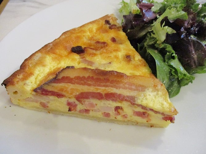 Quiche Lorraine - Uma torta salgada feita com uma base de massa quebrada, recheada com bacon, queijo e creme de leite