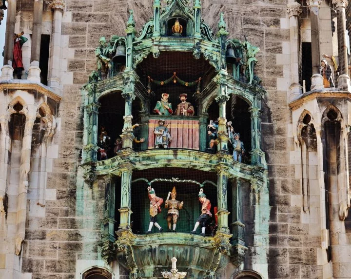 Um dos marcos mais icônicos é a Marienplatz, a praça central da cidade, que abriga a Neues Rathaus (Nova Prefeitura) e seu famoso carrilhão com figuras em movimento que narram histórias do século 16.