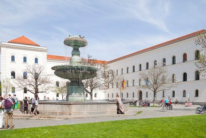 Além disso, Munique também é uma cidade que investe na educação, com várias instituições de ensino superior de renome, como a Universidade Ludwig Maximilian (foto) e a Universidade Técnica de Munique, que atraem estudantes do mundo todo.