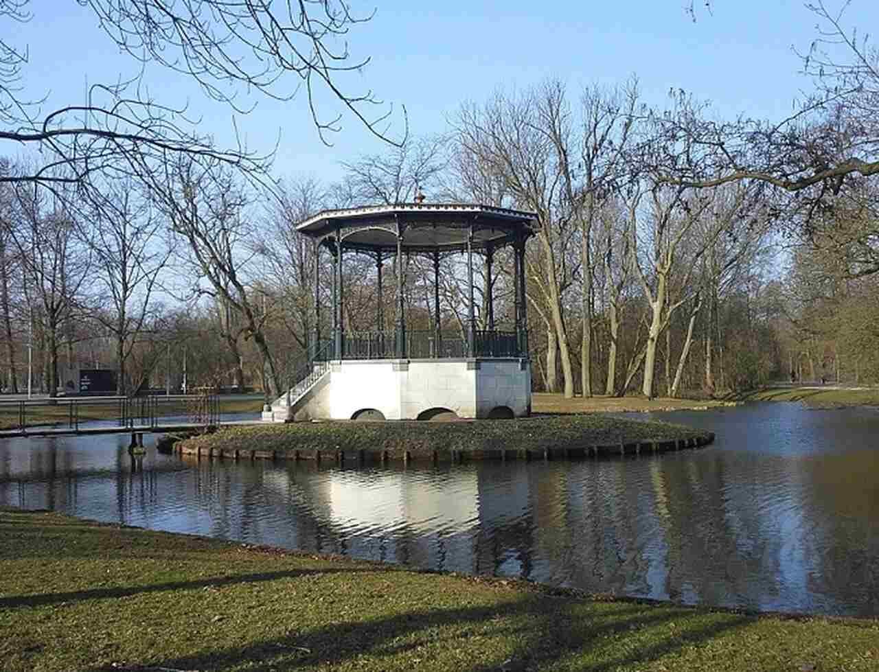 Vondelpark - Descrição: Inaugurado em 1865, o Vondelpark é o parque mais famoso de Amsterdã, popular entre moradores e turistas para passeios, piqueniques e eventos culturais ao ar livre - Localização: Distrito de Oud-Zuid - Referências Históricas: Nomeado em homenagem ao poeta e dramaturgo holandês Joost van den Vondel