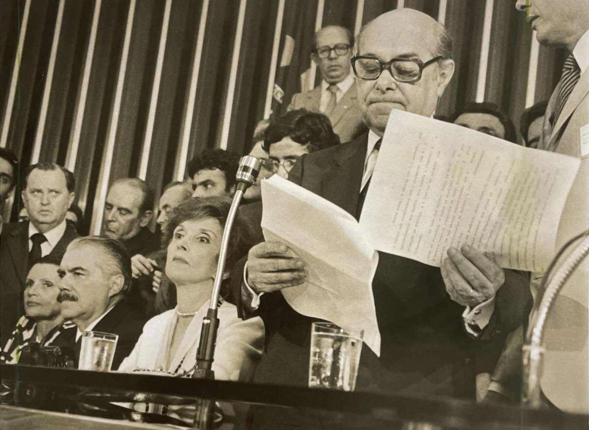 Tancredo Neves, ao lado de Dona Risoleta e do vice-presidente eleito, José Sarney, lê o discurso em que promete mudanças e eleições diretas