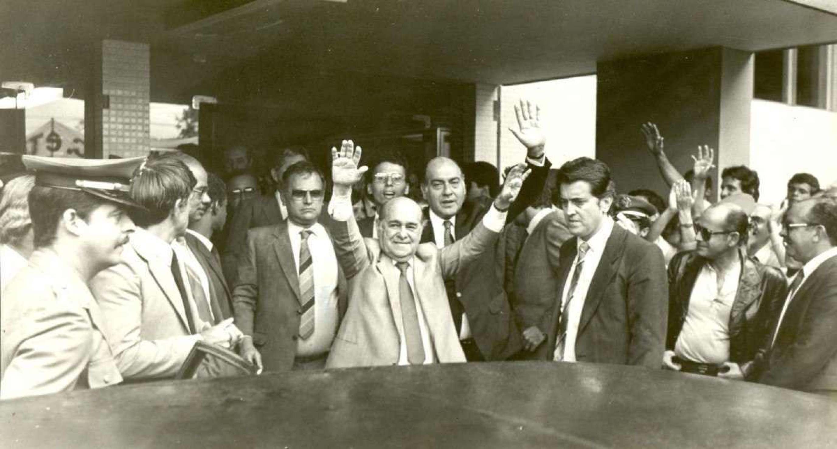 O presidente eleito, Tancredo Neves, acompanhado de dona Risoleta Neves, do governador de Minas Gerais, Helio Garcia, e outras autoridades quando desembarcavam no Aeroporto da Pampulha