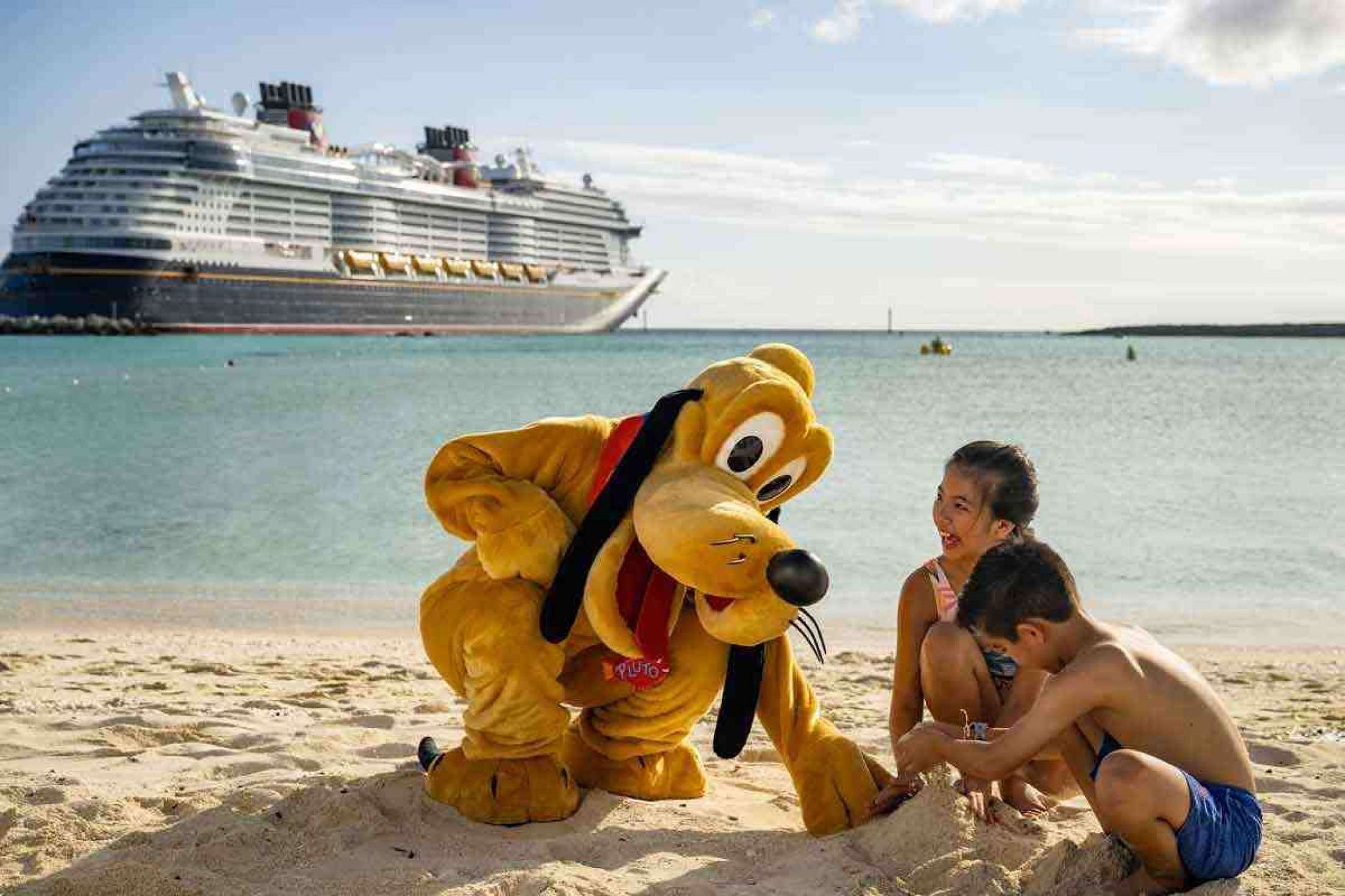 A imersão no universo Disney continua ao desembarcar em Castaway Cay, ilha particular da empresa nas Bahamas