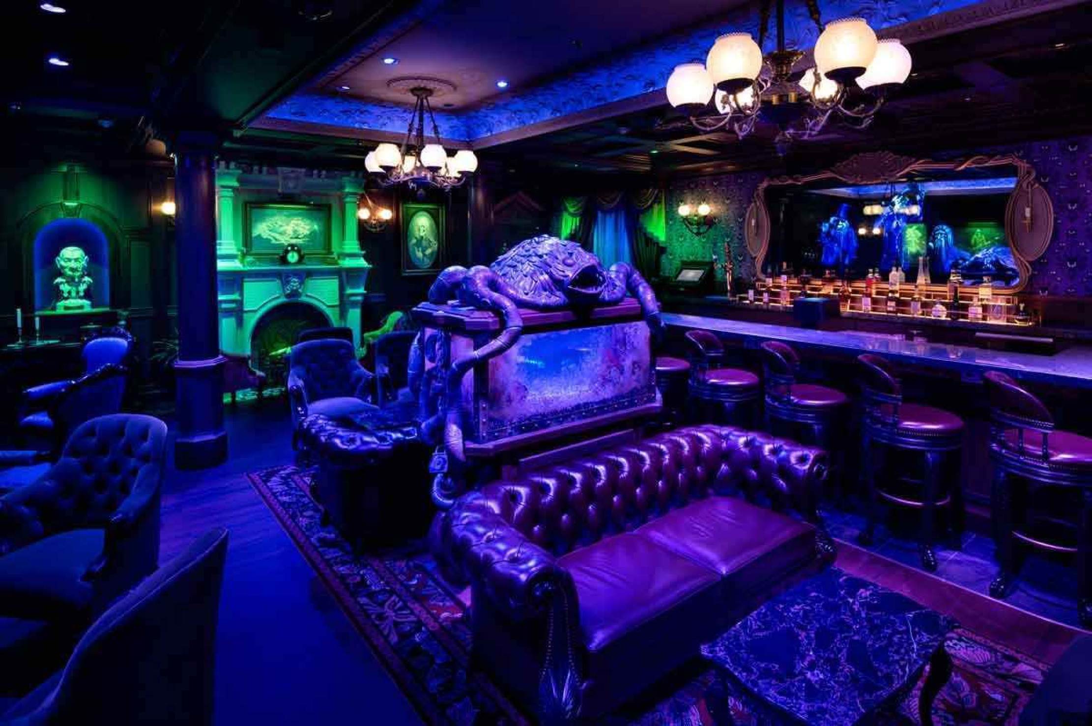 Inspirado na atração do Magic Kingdom, o BAR Haunted Mansion Parlor é cheio de efeitos especiais, da decoração aos drinques