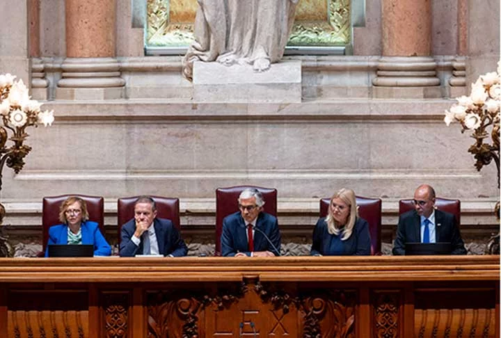 Após a aprovação no Parlamento, o texto segue agora para o presidente Marcelo Rebelo de Sousa, que terá até 20 dias para sancionar ou submeter a lei ao Tribunal Constitucional. 