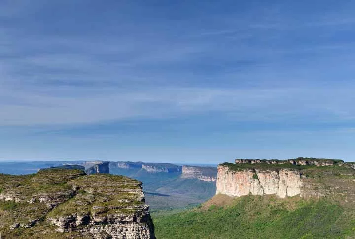 Foi cenário da corrida do diamante no século XIX, possuindo vasta história cultural e geológica. A Chapada Diamantina é um destino popular para ecoturismo e trekking, atraindo visitantes em busca de aventuras ao ar livre e paisagens inesquecíveis.