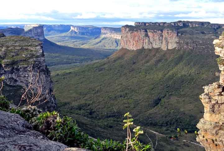 Chapada Diamantina - BA: É uma região montanhosa localizada na Bahia, composta por 24 municípios, a 420 km da capital Salvador. É conhecida por suas trilhas e  cachoeiras. As cidades mais visitadas na região são Lençóis, Palmeiras, Mucugê, Ibicoara, Andaraí e Igatu.