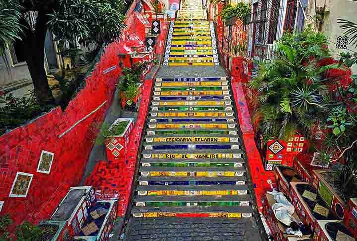 Escadaria Selarón, Rio de Janeiro, Brasil: Possui 215 degraus cobertos por mosaicos de azulejos coloridos de várias partes do mundo. O acesso é a pé e foi criada pelo artista Jorge Selarón em 1990. É um símbolo cultural do Rio e da diversidade artística.
