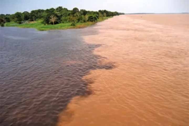 Ele nasce nas montanhas Bayan Har, no planalto tibetano, a uma altitude de cerca de 4.500 metros, e atravessa nove províncias chinesas antes de desaguar no Mar de Bohai, no nordeste da China.