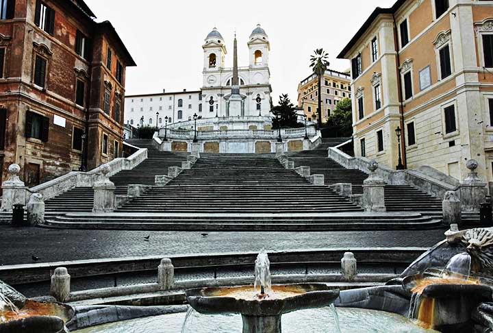 Escadaria da Praça de Espanha, Roma, Itália: Com 135 degraus, conecta a Piazza di Spagna à Igreja Trinità dei Monti. Criada em 1725, é acessada facilmente por pedestres e é ponto de encontro e referência arquitetônica na cidade.
