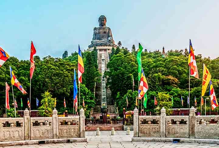 Escadaria do Buda Tian Tan, Hong Kong, China: Tem 268 degraus que levam ao icônico Buda Gigante de bronze. Construída em 1993, o acesso é via teleférico até próximo ao local e a pé depois. Representa paz e espiritualidade para milhões.
