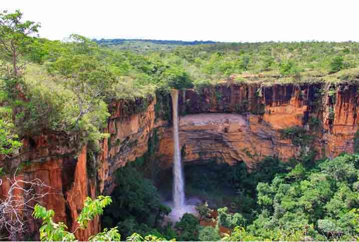 Chapada dos Guimarães – MT: Fica a cerca de 60 km de Cuiabá, em Mato Grosso, e é famosa pela cachoeira Véu de Noiva. Oferece diversas atrações, como cânions, cavernas.