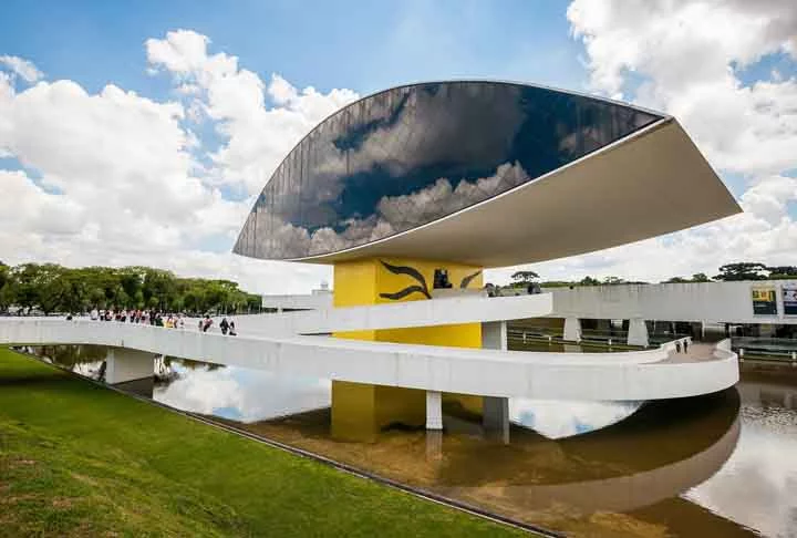 Curtiba também tem uma vida cultural e artística vibrante. O Museu Oscar Niemeyer, o famoso 