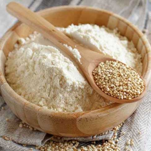 A quinoa  é completa em aminoácidos essenciais, uma proteína vegetal excelente. Rica em fibras, magnésio e ferro, é indicada para a saúde muscular e metabólica