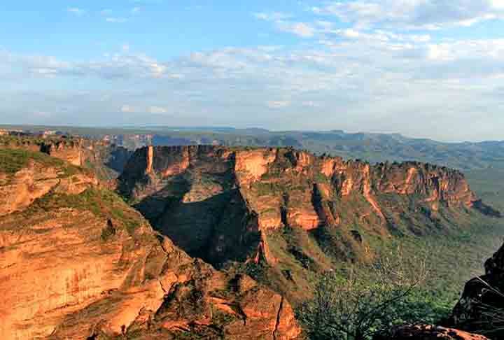 A Chapada dos Guimarães possui sítios arqueológicos com pinturas rupestres, revelando vestígios da ocupação pré-histórica. É um destino procurado para ecoturismo, trilhas e atividades ao ar livre.