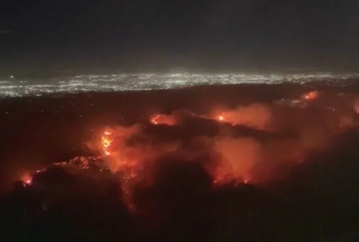 Desde o dia 7/1/1, o maior incêndio da história de Los Angeles, na Califórnia, tem provocado destruição em massa na cidade norte-americana, inclusive ameaçando pontos turísticos famosos da região.