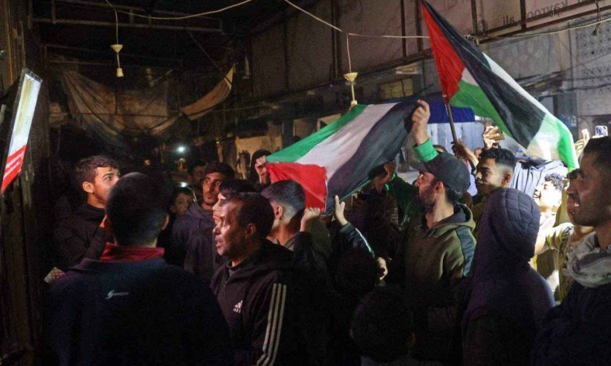 Palestinos comemoram o an&uacute;ncio do acordo de cessar-fogo -  (crédito: Eyad BABA / AFP)
