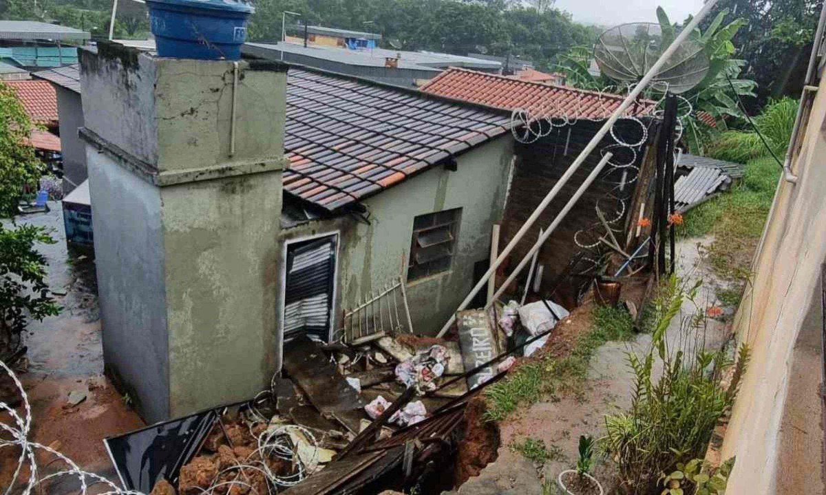 Muros desabaram em algumas casas em Divinópolis -  (crédito: Reprodução/Redes Sociais)