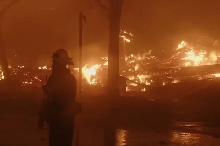 Na noite de quarta-feira (8/1) um novo foco de incêndio surgiu, afetando o Runyon Canyon Park, próximo à Calçada da Fama. 
