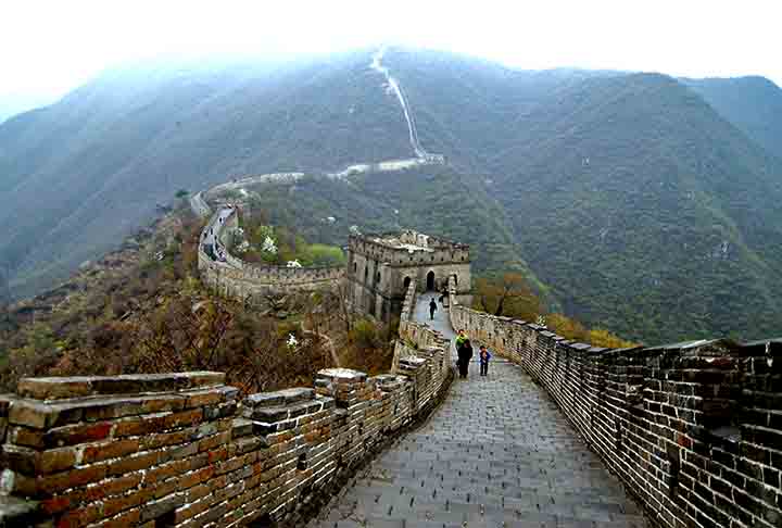 Great Wall Steps, Mutianyu, China: Parte da Grande Muralha possui seções com até 4.000 degraus. Criada no século VII a.C., é acessada por teleférico e trilhas, marcando um legado da história chinesa.
