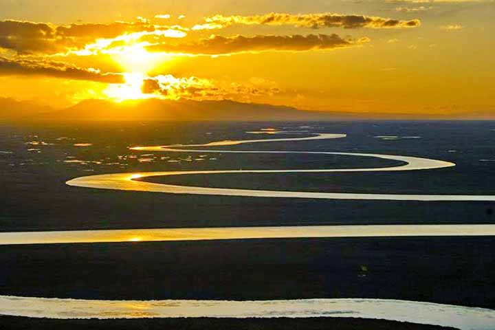 Há histórias sobre ele navegando no rio e usando suas águas para desenvolver métodos de controle hidráulico, simbolizando o domínio da humanidade sobre a natureza.