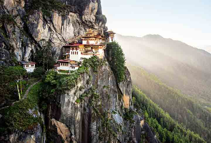 Tiger’s Nest Trail, Butão: São aproximadamente 700 degraus até o mosteiro Paro Taktsang, construído em 1692. A subida exige caminhada íngreme, sendo local de peregrinação budista.
