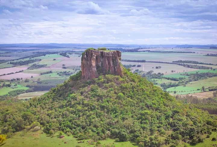 Chapada dos Guarani – SP: Pouca conhecida, localizada em São Paulo, a chapada tem como principal atração o Parque Ecológico da Ponte Amarela, com suas cachoeiras, acima do Aquífero Guarani.