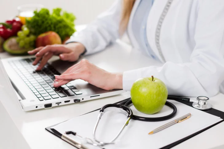 O nutricionista pode analisar suas necessidades energéticas, identificar possíveis deficiências e indicar combinações de alimentos que se encaixem melhor na sua rotina.