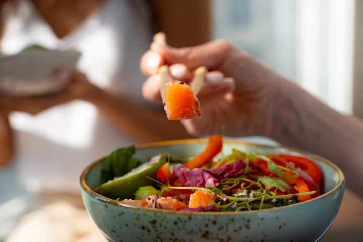 Cada indivíduo deve priorizar a inclusão de frutas e vegetais, bem como escolher fontes de proteínas e gorduras de qualidade. 