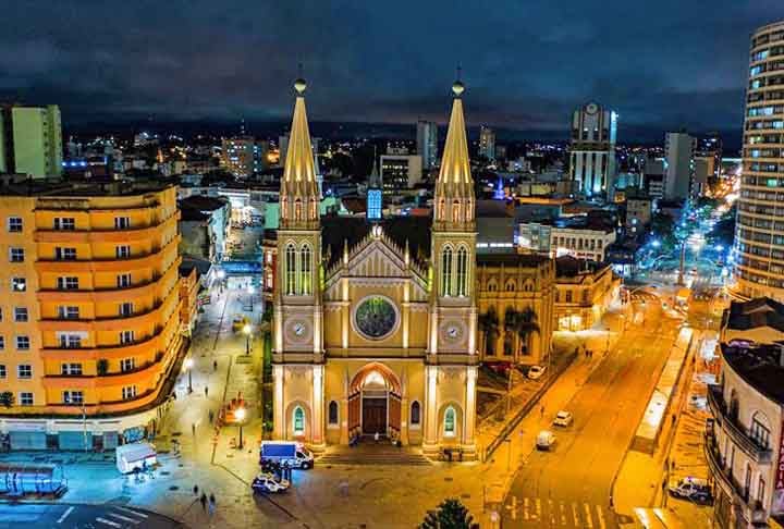 Curitiba abriga a Catedral Basílica Nossa Senhora da Luz dos Pinhais (padroeira da cidade),  um marco importante para os fiéis e para os admiradores de arquitetura sacra e história religiosa.